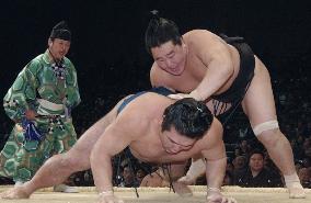Asashoryu labors to 13th win at Kyushu sumo